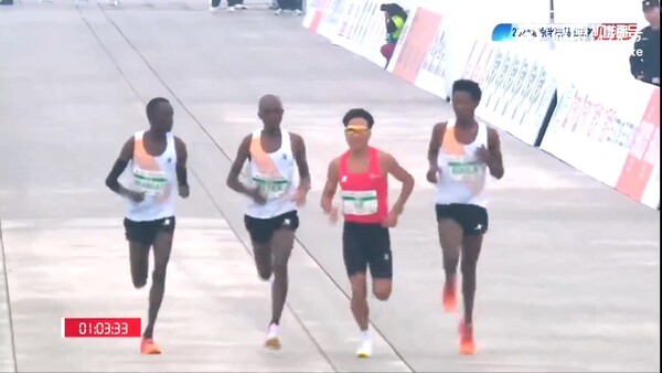 중국 허제의 속도에 의식해 뒤에서 뛰는듯한 케냐 선수들. ⓒ현지중계화면 캡쳐