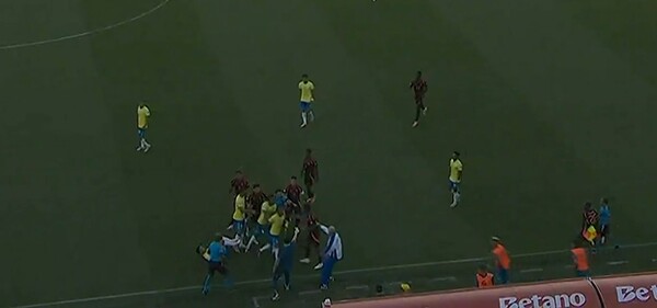 몸싸움을 펼치고 있는 브라질-콜롬비아 선수들. ⓒTVING