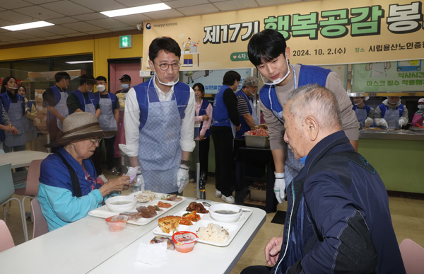 복권 홍보대사 겸 행복공감봉사단장인 배우 정해인이 2일 오전 서울 용산구 시립용산노인종합복지관에서 열린 17기 행복공감봉사단 4차 봉사활동에서 복지관을 찾은 어르신에게 건강식 배식을 하고 있다. 2024.10.2 ⓒ연합뉴스