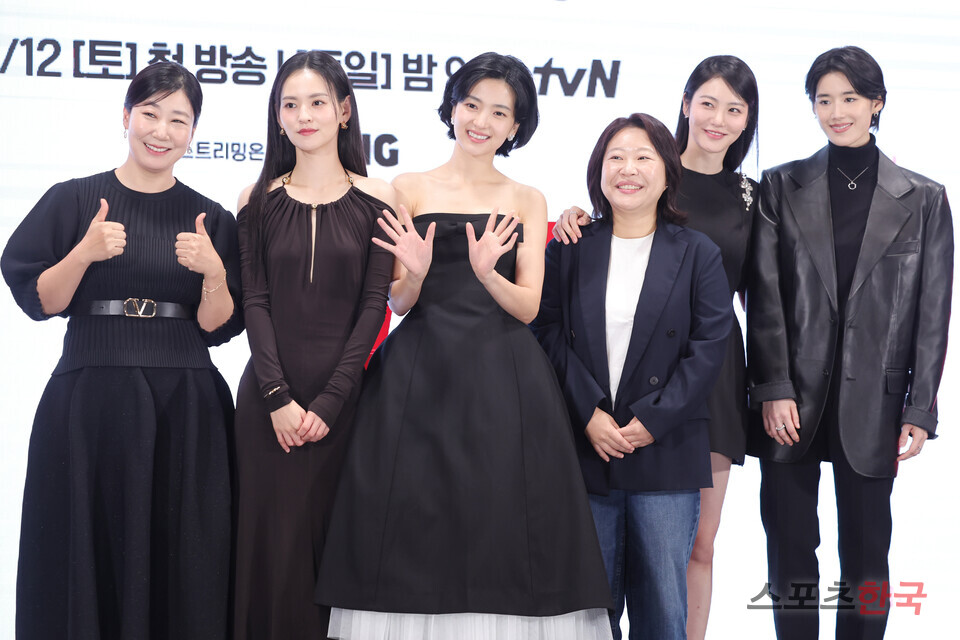 tvN 새 토일드라마 '정년이' 제작발표회에 참석한 배우 라미란, 김윤혜, 김태리, 신예은, 정은채.  24.10.10 ⓒ이혜영 기자 lhy@hankooki.com