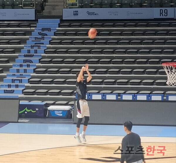 인터뷰를 마치고 코트에 남아서 슛 연습을 하는 이현중. ⓒ스포츠한국 김성수 기자