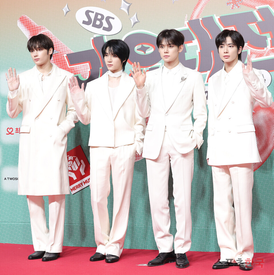 '2024 SBS 가요대전' 레드카펫 행사에 참석한 투모로우바이투게더(TXT). 24.12.25. ⓒ이혜영 기자 lhy@hankooki.com